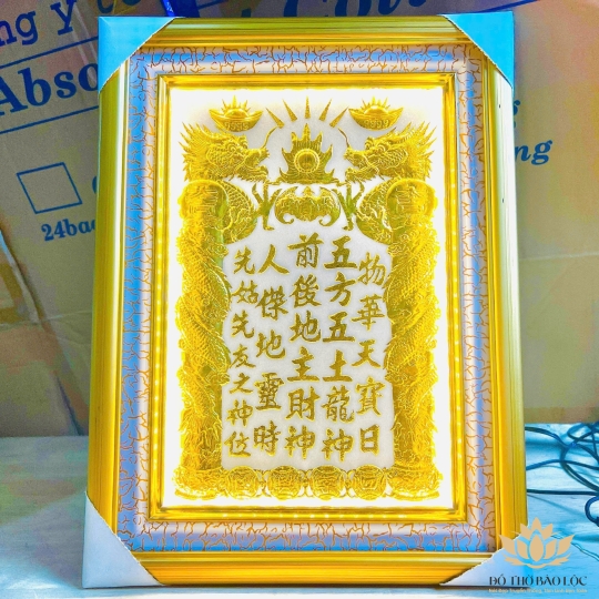 [42x60] Bài vị Thần Tài Thổ Địa Dát vàng 24K Khung gỗ vàng Nền trắng 42cm x 60cm - Có đèn