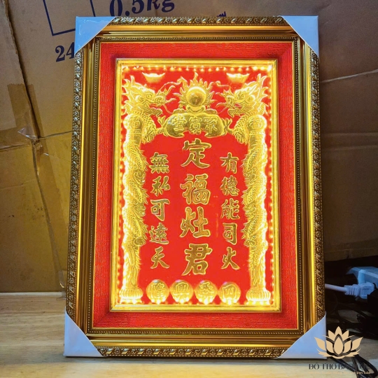[27x37] Bài Vị Ông Táo Bằng Đồng Khung Nhựa Vàng Nền Đỏ Cao 37cm x Ngang 27cm  - có đèn