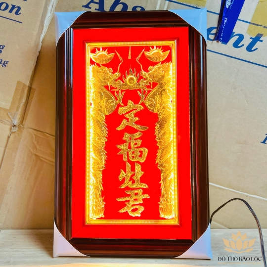 [23x37] Bài Vị Ông Táo Dát Vàng 24 K Khung Gỗ Cao 37cm x Ngang 23cm - có đèn