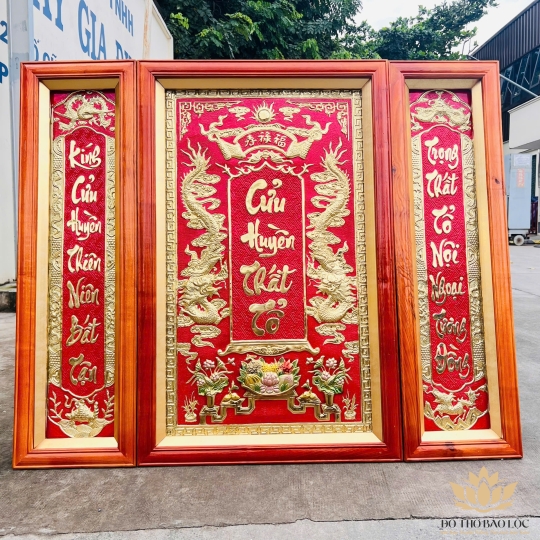 Cửu huyền thất tổ bằng đồng, khung gỗ cao 127cm – Có đèn 