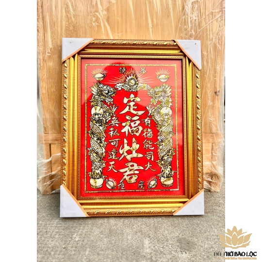[23x28] Bài vị Ông Táo 3 hàng chữ cẩn trai khung nhựa vàng nền đỏ cao 28cm, ngang 23cm