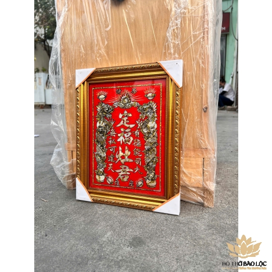 [23x28] Bài vị Ông Táo 3 hàng chữ cẩn trai khung nhựa vàng nền đỏ cao 28cm, ngang 23cm