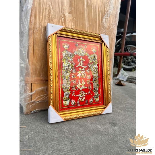 [23x28] Bài vị Ông Táo 3 hàng chữ cẩn trai khung nhựa vàng nền đỏ cao 28cm, ngang 23cm