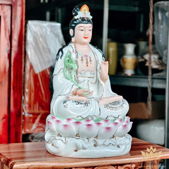 Tượng Đại Thế Chí Bồ Tát Ngồi trên đài sen hồng bằng sứ Đức Hóa