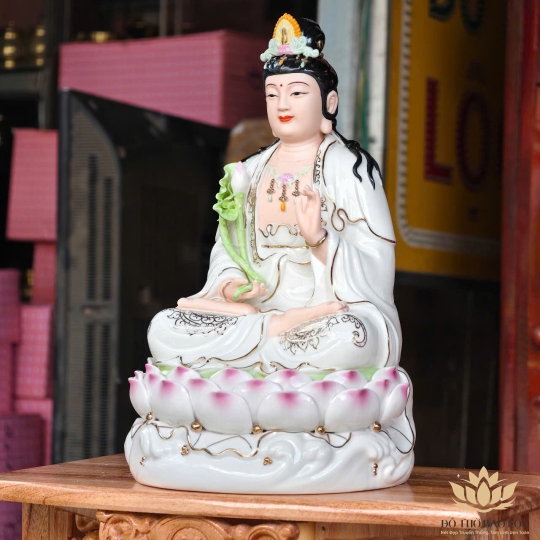 Tượng Đại Thế Chí Bồ Tát Ngồi trên đài sen hồng bằng sứ Đức Hóa