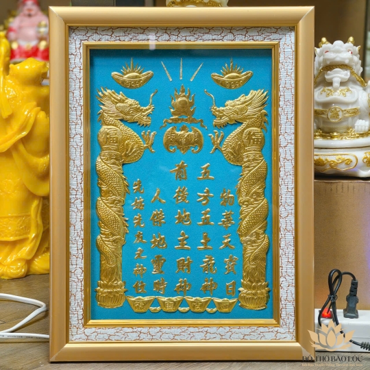 Bài Vị Thần Tài Thổ Địa Dát Vàng Khung Gỗ Sơn Vàng Nền Xanh 2 cỡ: 25cm x 35cm và 30cm x 40cm