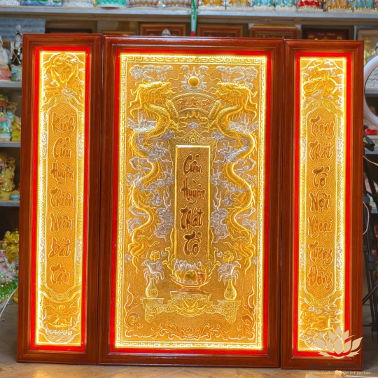 Tranh Cửu Huyền Thất Tổ Bằng Đồng Khung Gỗ Đỏ cao 1m27 – Có đèn, Màu Vàng