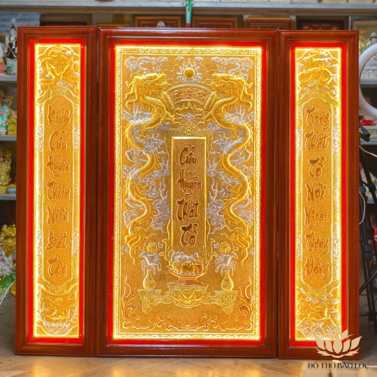 Tranh Cửu Huyền Thất Tổ Bằng Đồng Khung Gỗ Đỏ cao 1m27 – Có đèn, Màu Vàng