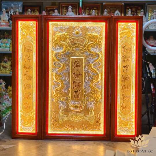 Tranh Cửu Huyền Thất Tổ Bằng Đồng Khung Gỗ Đỏ cao 1m27 – Có đèn, Màu Vàng