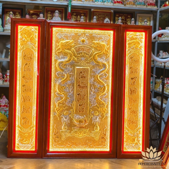 Tranh Cửu Huyền Thất Tổ Bằng Đồng Khung Gỗ Đỏ cao 1m27 – Có đèn, Màu Vàng