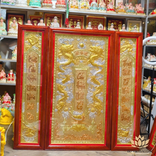 Tranh Cửu Huyền Thất Tổ Bằng Đồng Khung Gỗ Đỏ cao 1m27 – Có đèn, Màu Vàng