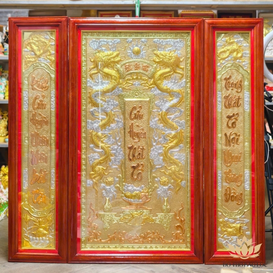 Tranh Cửu Huyền Thất Tổ Bằng Đồng Khung Gỗ Đỏ cao 1m27 – Có đèn, Màu Vàng