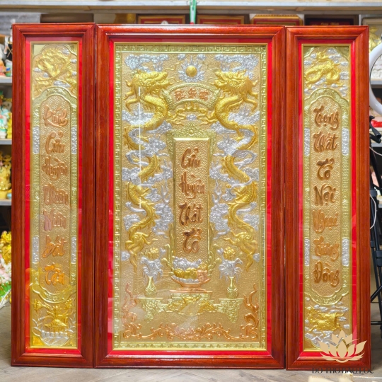 Tranh Cửu Huyền Thất Tổ Bằng Đồng Khung Gỗ Đỏ cao 1m27 – Có đèn, Màu Vàng