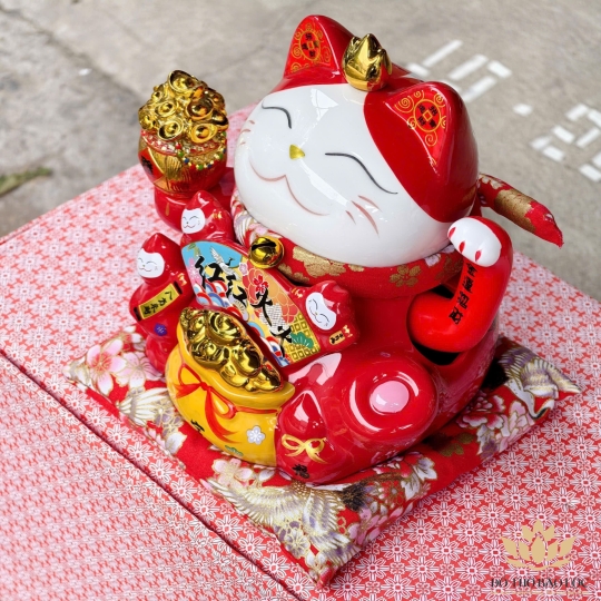 Mèo Thần Tài  Tay Cầm Thỏi Kim Nguyên Bảo Gốm Sứ Cao Cấp cao 20cm – Màu đỏ