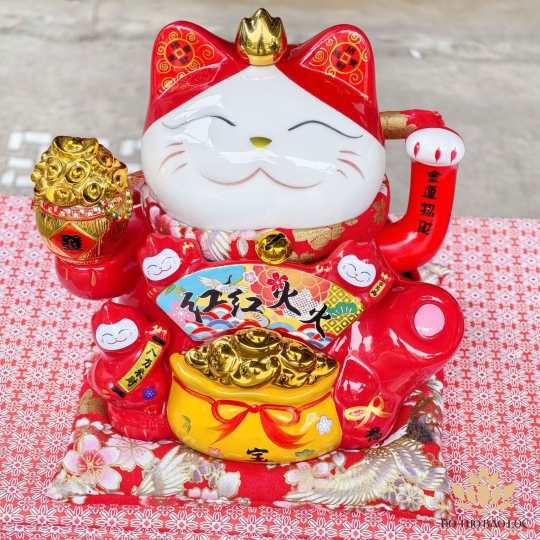 Mèo Thần Tài  Tay Cầm Thỏi Kim Nguyên Bảo Gốm Sứ Cao Cấp cao 20cm – Màu đỏ