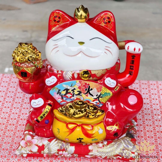 Mèo Thần Tài  Tay Cầm Thỏi Kim Nguyên Bảo Gốm Sứ Cao Cấp cao 20cm – Màu đỏ