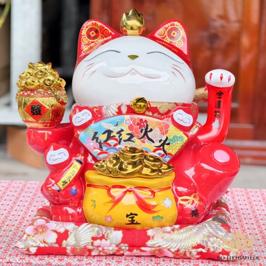 Mèo Thần Tài  Tay Cầm Thỏi Kim Nguyên Bảo Gốm Sứ Cao Cấp cao 20cm – Màu đỏ