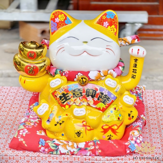 Mèo Thần Tài  Tay Cầm Thỏi Kim Nguyên Bảo Gốm Sứ Cao Cấp cao 20cm – Màu Vàng