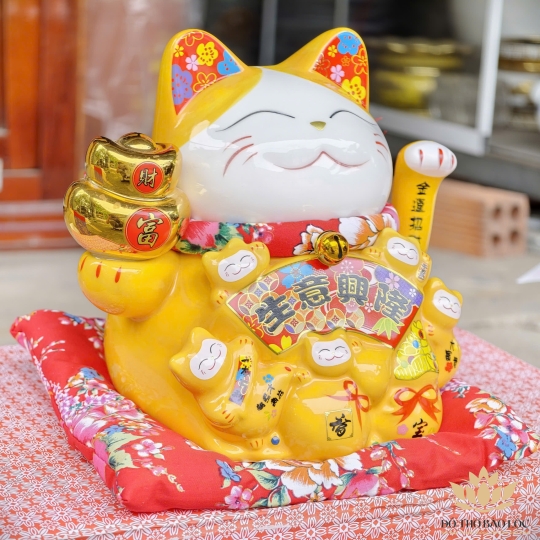 Mèo Thần Tài  Tay Cầm Thỏi Kim Nguyên Bảo Gốm Sứ Cao Cấp cao 20cm – Màu Vàng