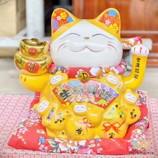Mèo Thần Tài  Tay Cầm Thỏi Kim Nguyên Bảo Gốm Sứ Cao Cấp cao 20cm – Màu Vàng