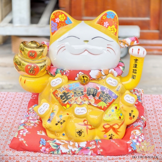 Mèo Thần Tài  Tay Cầm Thỏi Kim Nguyên Bảo Gốm Sứ Cao Cấp cao 20cm – Màu Vàng