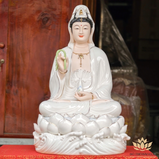 Tượng Quan Thế Âm Bồ Tát bằng sứ đức hóa cao cấp ngồi trên đài sen 2 cỡ cao 37cm và 43cm