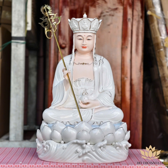 Tượng Địa Tạng Vương Bồ Tát bằng sứ đức hóa cao cấp ngồi trên đài sen cao 40cm
