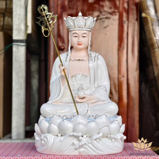 Tượng Địa Tạng Vương Bồ Tát bằng sứ đức hóa cao cấp ngồi trên đài sen cao 40cm