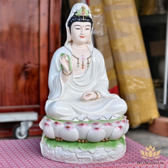 Tượng Quan Thế Âm Bồ Tát bằng sứ đức hóa cao cấp ngồi trên đài sen (2 cỡ: 31cm và 40cm)