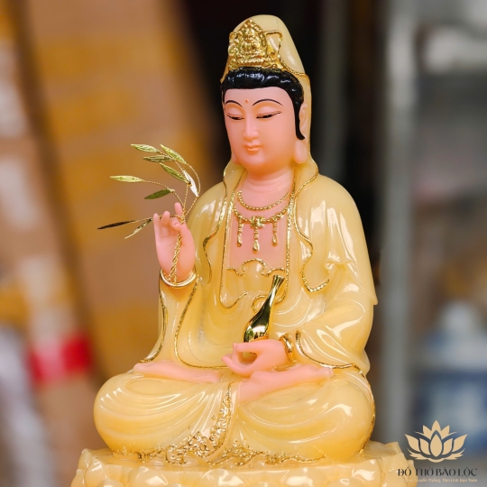 Tượng Phật Quan Thế Âm Bồ Tát màu vàng thạch anh  bằng đá cao cấp cao 30cm
