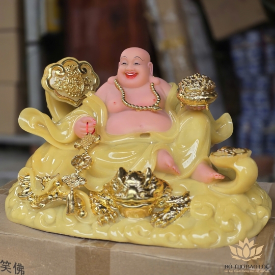 Tượng Phật Di Lặc Mẫu Như Ý Cầm Thỏi Vàng bằng Đá Nhập Khẩu ngang 46cm – Vàng thạch anh