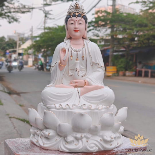 Tượng Quan Thế Âm Bồ Tát bằng sứ Đức Hóa cao cấp ngồi trên đài sen trắng 41cm
