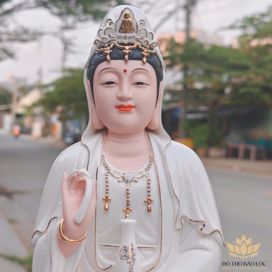 Tượng Quan Thế Âm Bồ Tát bằng sứ Đức Hóa cao cấp ngồi trên đài sen trắng 30cm