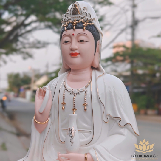 Tượng Quan Thế Âm Bồ Tát bằng sứ Đức Hóa cao cấp ngồi trên đài sen trắng 41cm