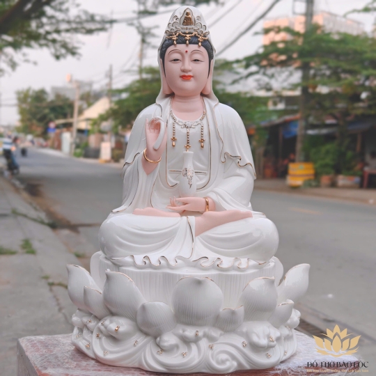 Tượng Quan Thế Âm Bồ Tát bằng sứ Đức Hóa cao cấp ngồi trên đài sen trắng 35cm