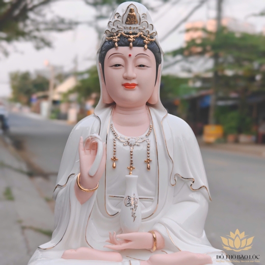 Tượng Quan Thế Âm Bồ Tát bằng sứ Đức Hóa cao cấp ngồi trên đài sen trắng 30cm