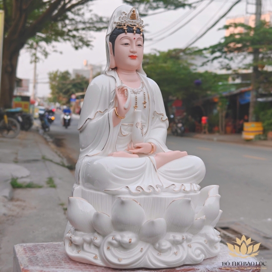Tượng Quan Thế Âm Bồ Tát bằng sứ Đức Hóa cao cấp ngồi trên đài sen trắng 35cm
