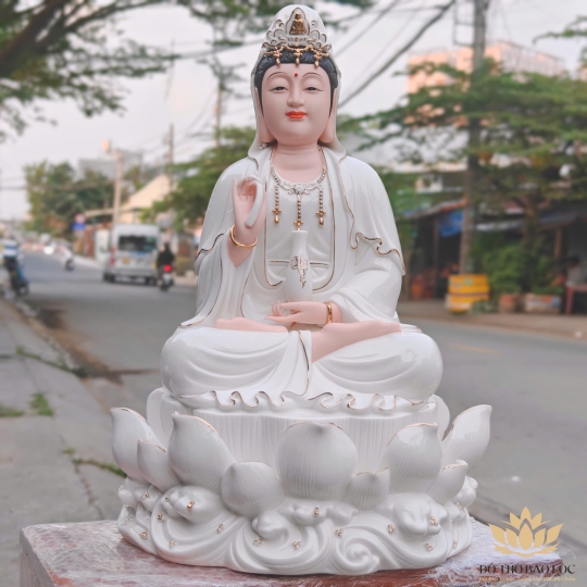 Tượng Quan Thế Âm Bồ Tát bằng sứ Đức Hóa cao cấp ngồi trên đài sen trắng 41cm