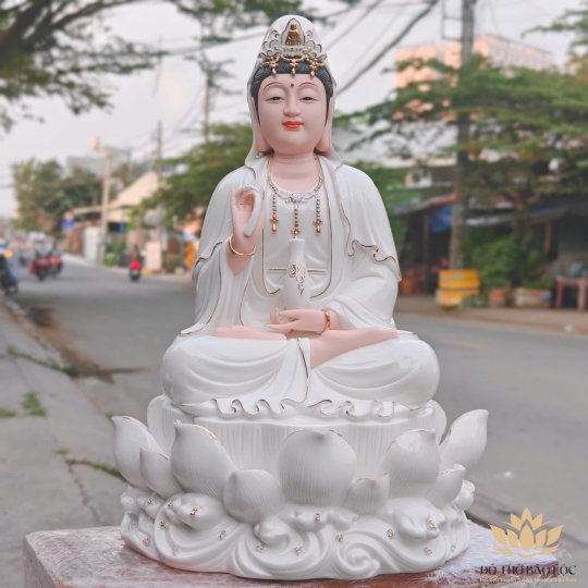 Tượng Quan Thế Âm Bồ Tát bằng sứ Đức Hóa cao cấp ngồi trên đài sen trắng 35cm