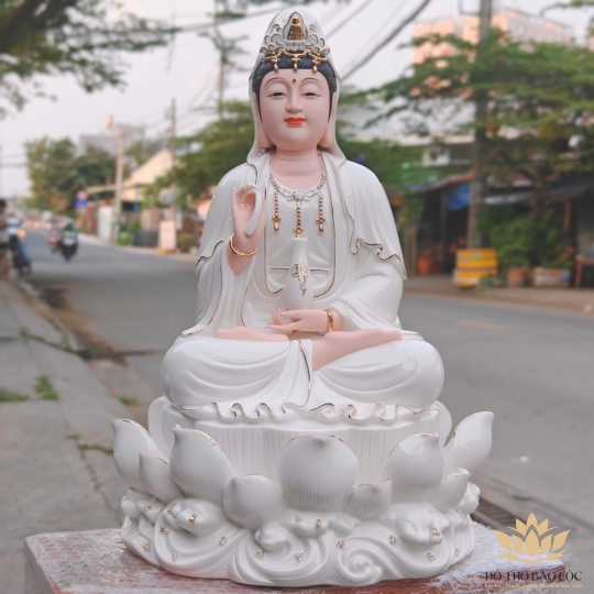Tượng Quan Thế Âm Bồ Tát bằng sứ Đức Hóa cao cấp ngồi trên đài sen trắng 41cm