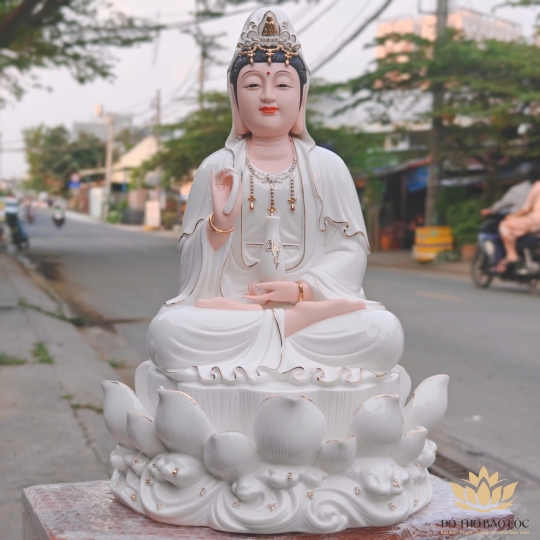 Tượng Quan Thế Âm Bồ Tát bằng sứ Đức Hóa cao cấp ngồi trên đài sen trắng 30cm