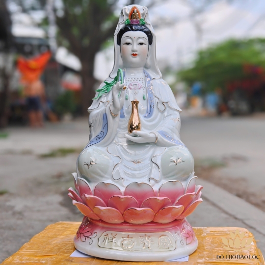 Tượng Phật Quan Thế Âm Bồ Tát bằng sứ cao 62cm