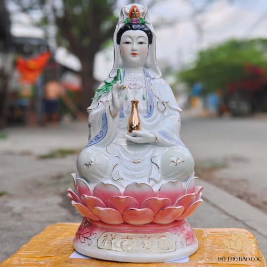 Tượng Phật Quan Thế Âm Bồ Tát bằng sứ cao 47cm